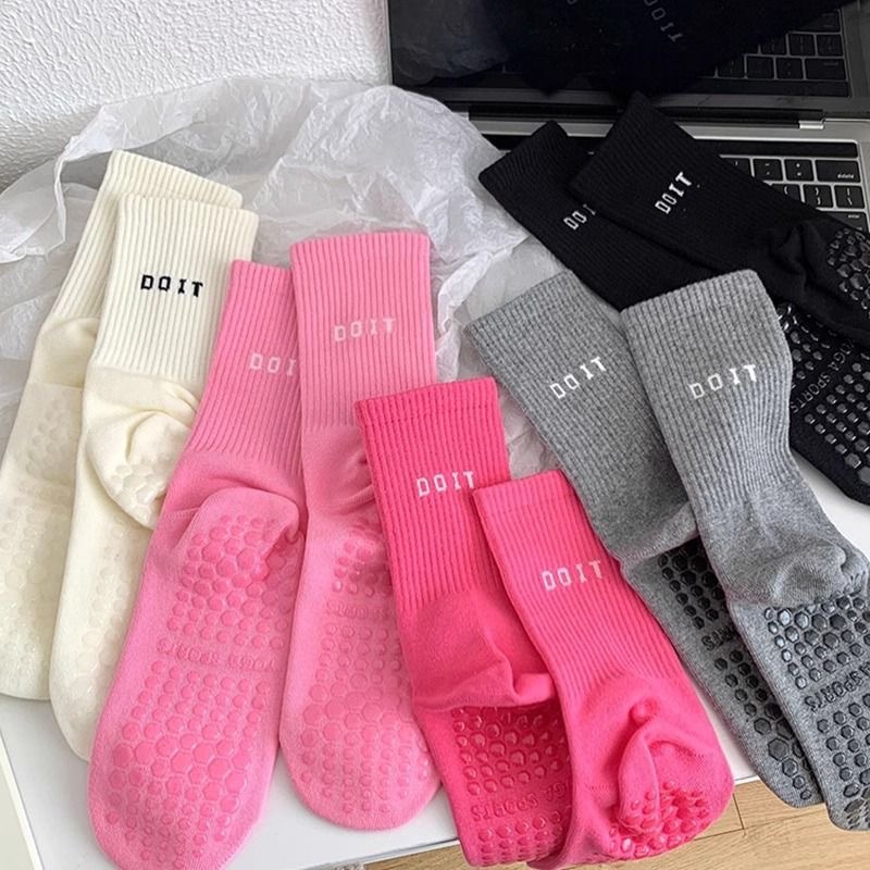 Pilates & Yoga Unleashed International Academy Yonkers - 1 пара новых ярких спортивных носков